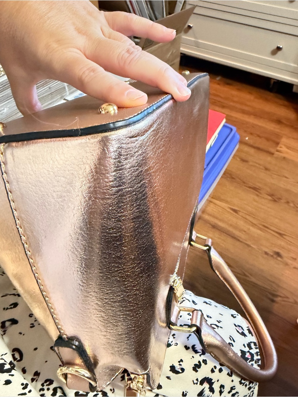 ✨ Gorgeous Metallic Gold Satchel Purse ✨ - Picture 15 of 16